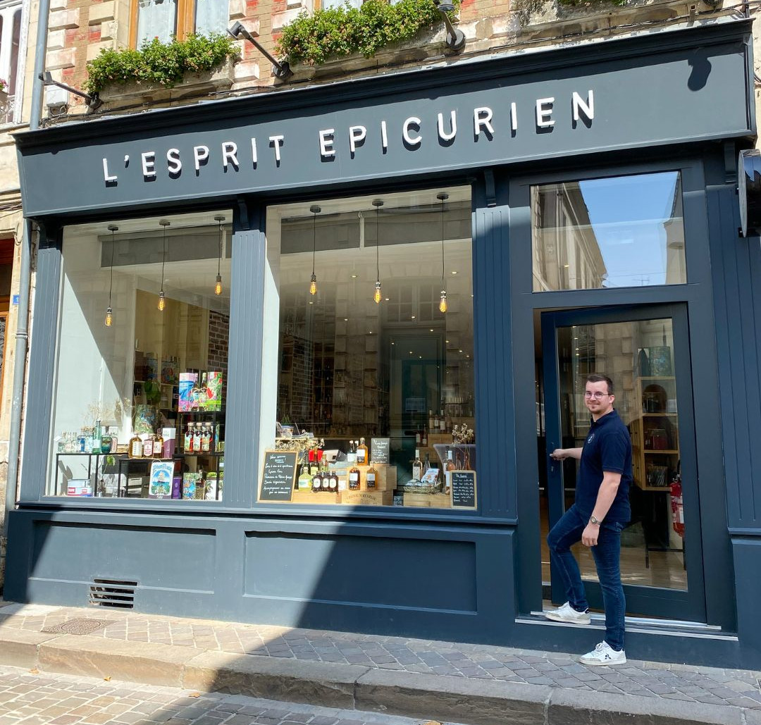 Facade du magasin - Clément à la porte